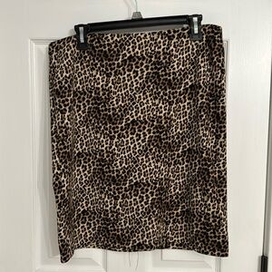 14P 21 in cheetah print skirt.Zippered back 5in slit.EUC no rips tears or stains